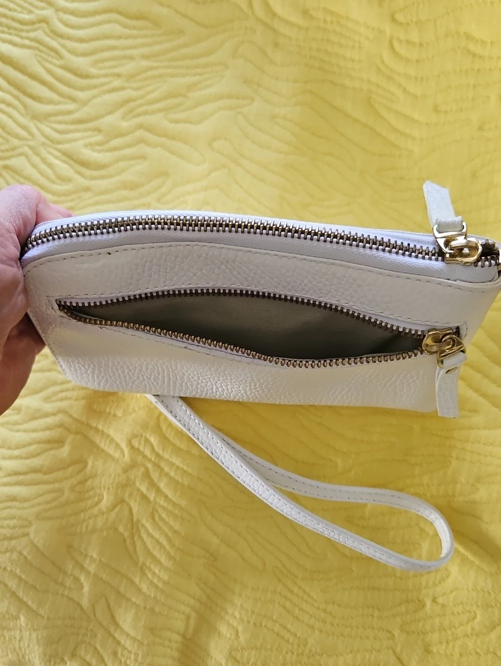 CLASSICO Off White Pebbled Vegan Wristlet NWOT